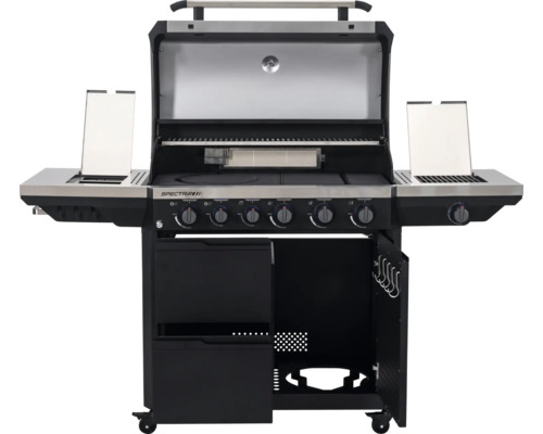 Gasgrill Spectra mit geöffnetem Deckel, Seitenbrennern, mehreren Drehreglern und geöffnetem Unterschrank auf Rollen.