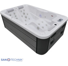 Rechteckiger Außen-Whirlpool mit grauer Verkleidung in Holzoptik, weißer Innenwanne, Massagedüsen, Kopfstützen und Bedienelement.