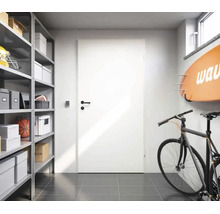 Weiße Zimmertür in einem hellen, organisierten Abstellraum mit Metallregal, Fahrrad und Surfbrett.