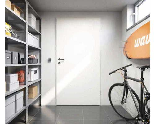 Weiße Zimmertür in einem hellen, organisierten Abstellraum mit Metallregal, Fahrrad und Surfbrett.