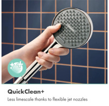 Hand hält hansgrohe Handbrause mit QuickClean Funktion für einfache Kalkentfernung durch flexible Strahldüsen.