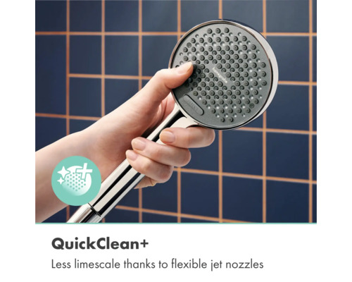 Hand hält hansgrohe Handbrause mit QuickClean Funktion für einfache Kalkentfernung durch flexible Strahldüsen.