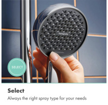 Eine Hand betätigt die Select-Taste einer hansgrohe Handbrause zum Umschalten der Strahlarten.