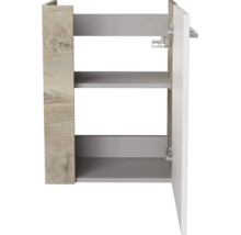 Badezimmerschrank mit Korpus in Eichenoptik, grauen Einlegeböden und weißer Front.