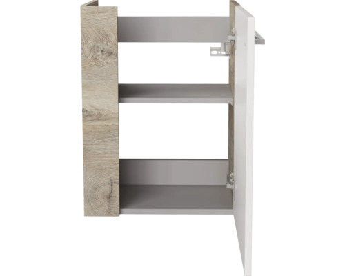 Badezimmerschrank mit Korpus in Eichenoptik, grauen Einlegeböden und weißer Front.