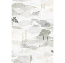 Vliestapete mit Aquarell-Landschaft, sanften Hügeln, Bergen und verschiedenen Bäumen in dezenten Grau- und Beigetönen.