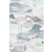 Tapete mit abstrakter Aquarell-Berglandschaft und stilisierten Bäumen in sanften Grau- und Blautönen.