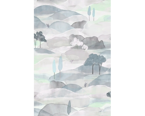 Tapete mit abstrakter Aquarell-Berglandschaft und stilisierten Bäumen in sanften Grau- und Blautönen.