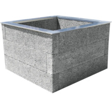 Quadratisches Hochbeet aus strukturiertem Holzbeton mit einer Kante aus Metall.