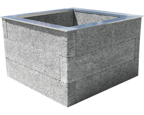 Quadratisches Hochbeet aus strukturiertem Holzbeton mit einer Kante aus Metall.
