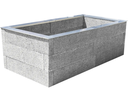 Rechteckiges Hochbeet aus grauen strukturierten Mauersteinen mit einem Metallabschluss an der Oberkante.