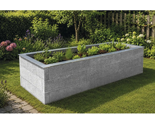 Hochbeet aus Steinblöcken mit Metallabschlusskante im Garten, bepflanzt mit Kräutern und Salat.