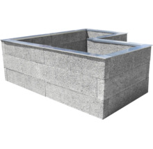 L-förmiges Hochbeet aus grauen Betonsteinen mit oberer Metallkante.
