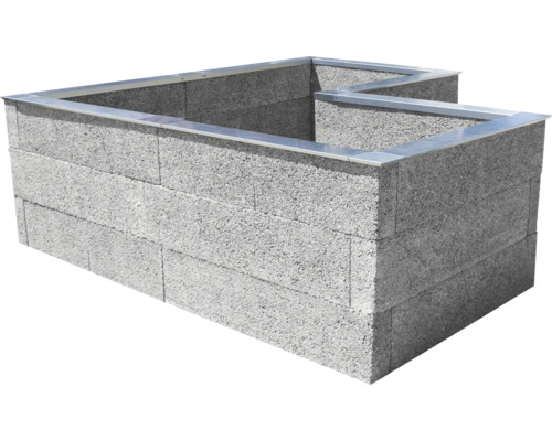 L-förmiges Hochbeet aus grauen Betonsteinen mit oberer Metallkante.