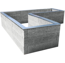 L-förmiges Hochbeet aus strukturierten grauen Betonsteinen mit Metallkante an der Oberseite.