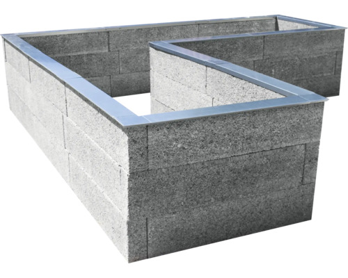 L-förmiges Hochbeet aus strukturierten grauen Betonsteinen mit Metallkante an der Oberseite.