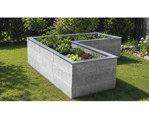 L-förmiges Hochbeet aus Betonsteinen in Granitoptik mit Metallrand, bepflanzt mit Kräutern und Salat auf einer Rasenfläche im Garten.