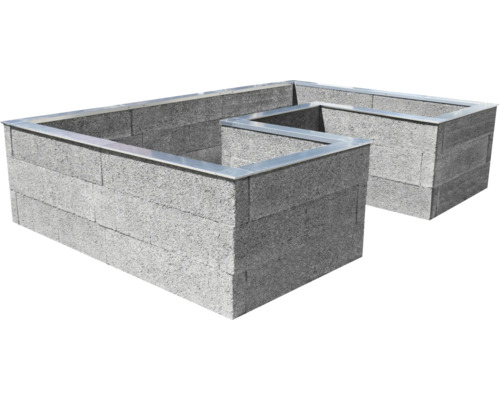 U-förmiges Hochbeet aus grauen Betonsteinen mit einer Abschlusskante aus Metall.