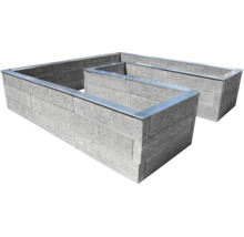 U-förmiges Hochbeet aus Betonsteinen mit Metallabdeckung auf der Oberkante.