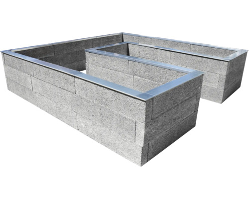 U-förmiges Hochbeet aus Betonsteinen mit Metallabdeckung auf der Oberkante.