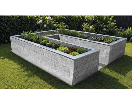 Hochbeet aus Betonsteinen mit Metallkante, bepflanzt mit Kräutern und Salat in einem Garten.