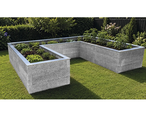 U-förmiges Hochbeet aus grauen Mauersteinen mit Metallabschluss, bepflanzt mit Salat und Tomaten in einem Garten auf einer Rasenfläche.