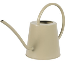 Beige Gießkanne aus Metall mit langem Auslauf und großem, gebogenem Griff.