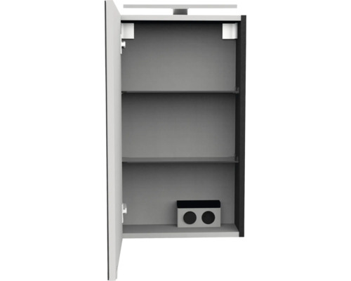 Geöffneter Spiegelschrank mit zwei Glaseinlegeböden, Doppelsteckdose und LED-Beleuchtung.