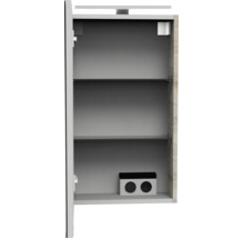 Offener Spiegelschrank für das Badezimmer mit zwei Glaseinlegeböden, integrierter Doppelsteckdose und LED-Aufsatzleuchte.