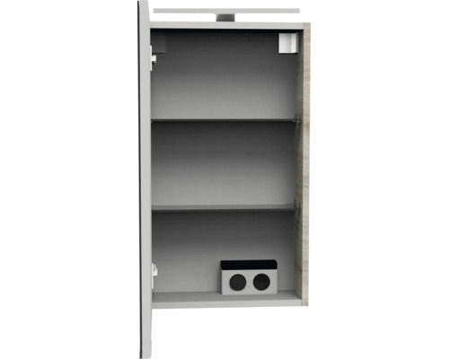 Offener Spiegelschrank für das Badezimmer mit zwei Glaseinlegeböden, integrierter Doppelsteckdose und LED-Aufsatzleuchte.