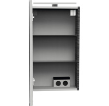 Offener Spiegelschrank mit zwei Glaseinlegeböden, einer Doppelsteckdose im Inneren und einer Beleuchtung an der Oberseite.