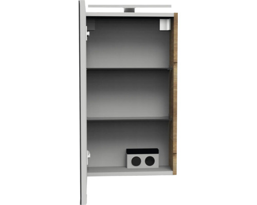 Offener Spiegelschrank mit zwei Glasböden, integrierter Doppelsteckdose und einer Leuchte an der Oberseite.