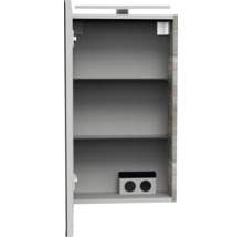 Offener Badezimmer-Spiegelschrank mit zwei Glaseinlegeböden, integrierter Beleuchtung und Steckdose. Korpus in Holzoptik.