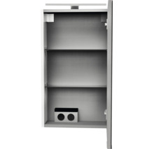 Offener Spiegelschrank für das Badezimmer mit zwei Glaseinlegeböden, integrierter Beleuchtung und Doppelsteckdose im Innenraum.