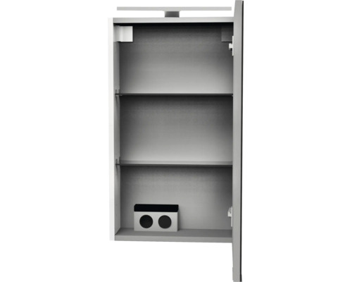 Offener Spiegelschrank für das Badezimmer mit zwei Glaseinlegeböden, integrierter Beleuchtung und Doppelsteckdose im Innenraum.