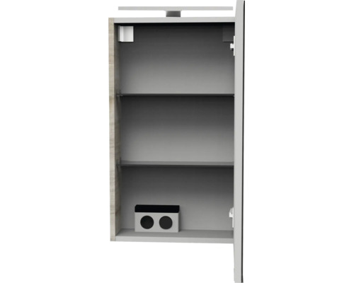 Geöffneter Badezimmer-Spiegelschrank mit zwei Glaseinlegeböden, interner Doppelsteckdose und integrierter Beleuchtung oben.