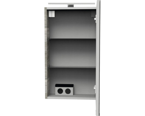 Offener Badezimmer-Spiegelschrank mit zwei Glaseinlegeböden, Doppelsteckdose und Beleuchtung.
