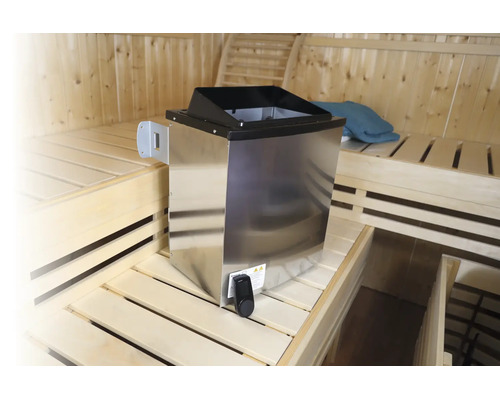 Moderner elektrischer Saunaofen aus Edelstahl in einer hellen Holzsauna mit Lattenbänken.