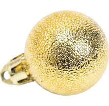Strukturierte goldene Weihnachtskugel mit Aufhängung.
