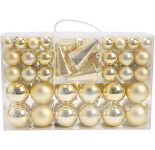 Set aus goldenen Weihnachtsbaumkugeln in verschiedenen Größen und Oberflächen sowie kegelförmigen Anhängern in einer transparenten Box.