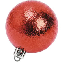 Rote Christbaumkugel mit strukturierter Oberfläche und Aufhänger.
