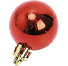 Glänzende rote Weihnachtskugel mit goldfarbenem Hütchen.