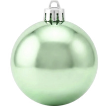Glänzende grüne Weihnachtskugel mit silberner Aufhängung.