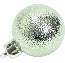 Hellgrüne Weihnachtskugel aus Kunststoff mit strukturierter Oberfläche.