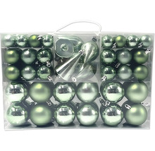 Set aus grünen Christbaumkugeln und Zapfen in verschiedenen Größen und Oberflächen in einer transparenten Kunststoffbox.