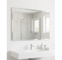 Rechteckiger Badezimmerspiegel mit Facettenschliff über einem weißen Waschbecken mit Armatur und Badezimmerzubehör.