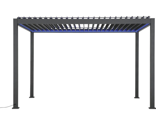 Pergola mit verstellbaren Lamellen und integrierter LED-Beleuchtung.