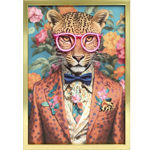 Gerahmtes Bild Leopard mit Brille, Anzug und Fliege vor floralem Hintergrund im goldenen Rahmen.