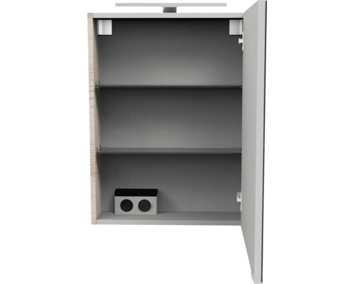 Offener Spiegelschrank mit LED-Beleuchtung, zwei Glaseinlegeböden und einer Doppelsteckdose im Innenraum.