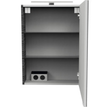 Offener Badezimmer-Spiegelschrank mit zwei Glaseinlegeböden, integrierter Steckdose und einer Aufsatzleuchte.